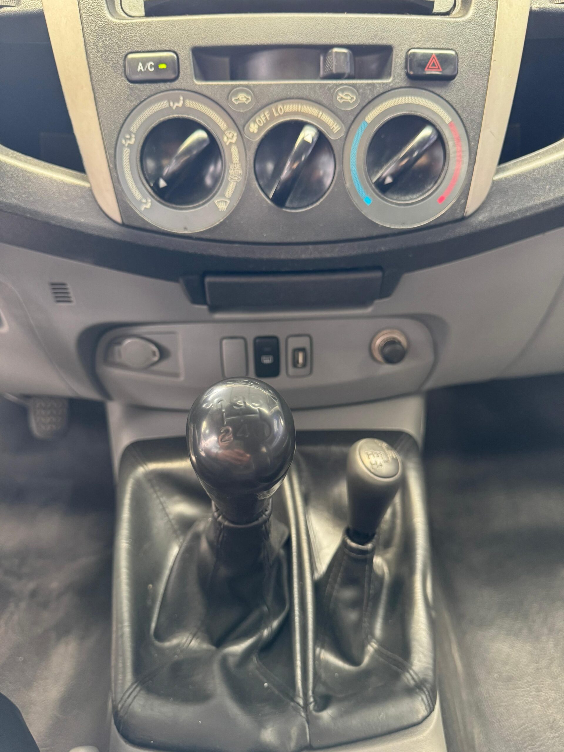 TOYOTA – HILUX SR 2.7 4×4 TM