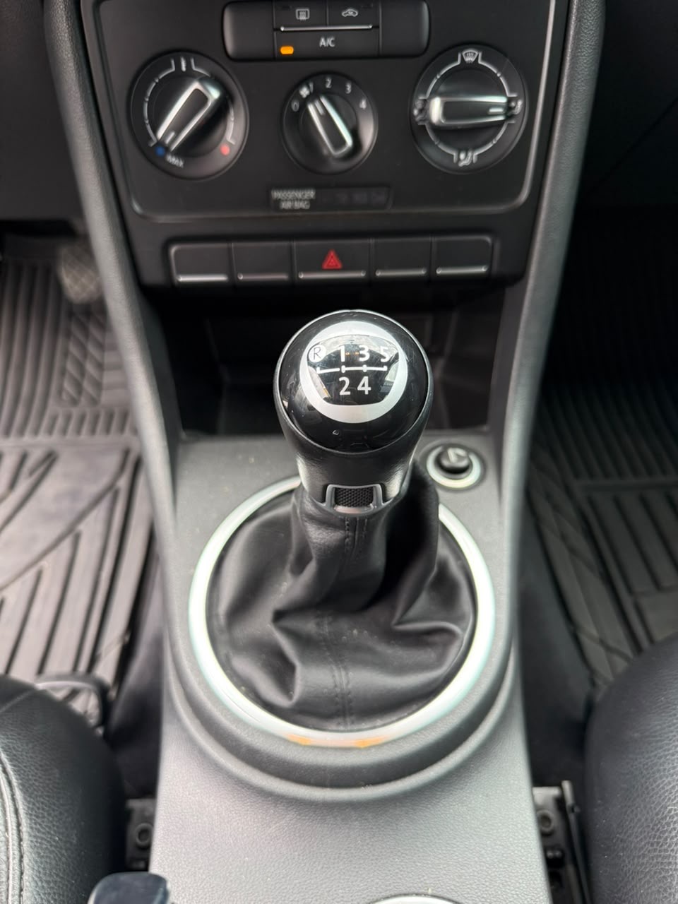 VOLKSWAGEN – NEW BEETLE AC 2.5 3p 4×2 TM